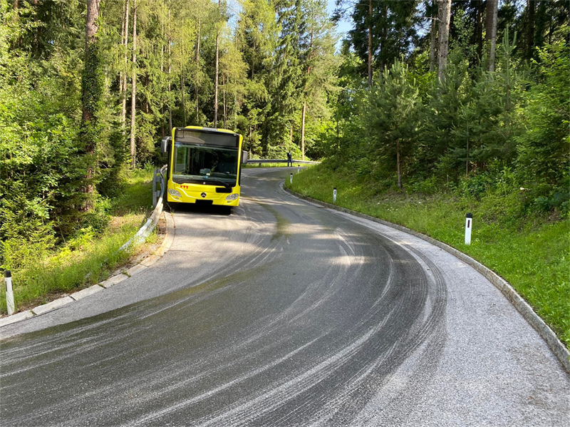 Ein gelber Bus auf einer Straße