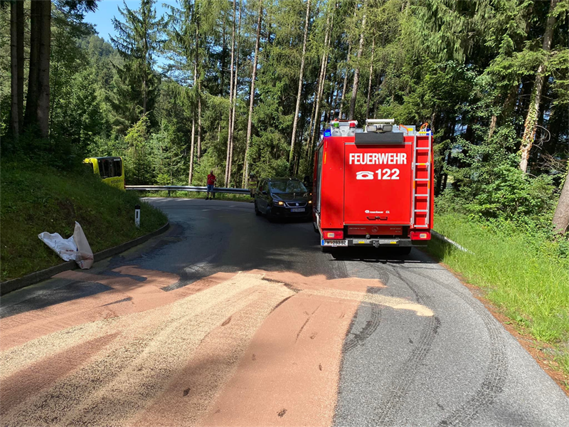 Ein roter Lastwagen auf einer Straße