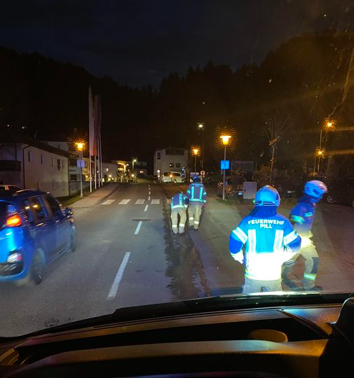 Eine Gruppe von Menschen in blauen Uniformen auf einer Straße in der Nacht